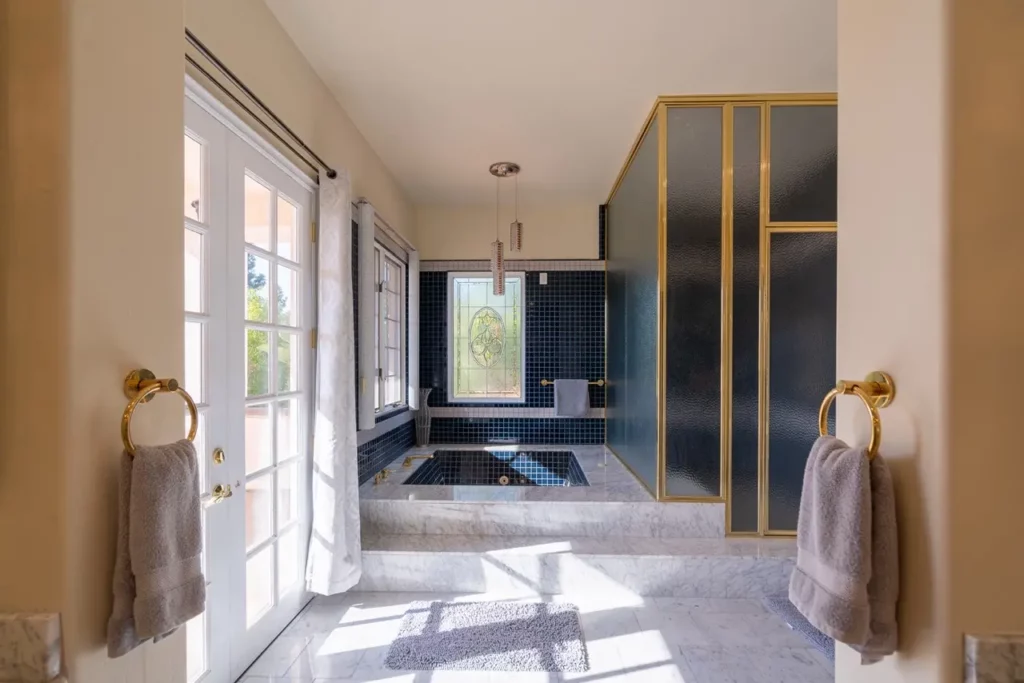 Villa Oasis luxurious bathroom and jacuzzi