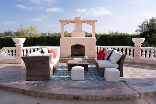 outdoor seating at Villa Oasis' medical detox center in San Diego