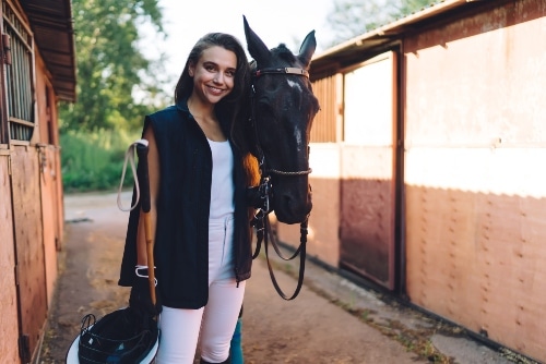 woman standing next to a horse for holistic alcohol rehab san digo